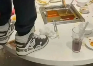 海底撈，栽在兩個(gè)17歲男孩身上